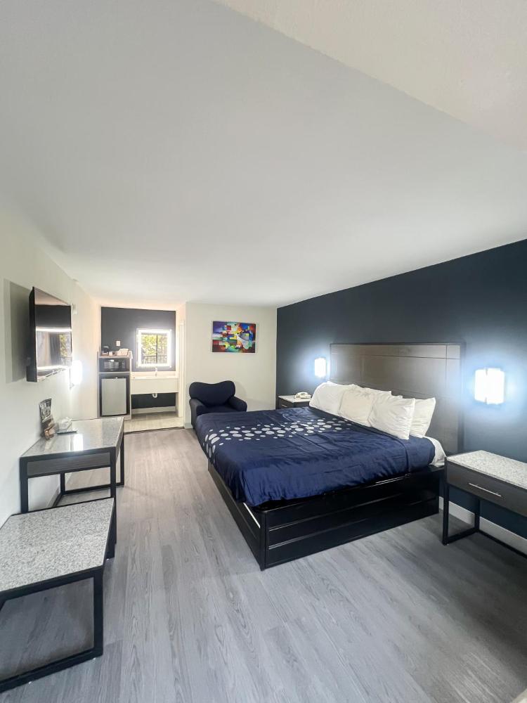 King Room - Non-Smoking interior